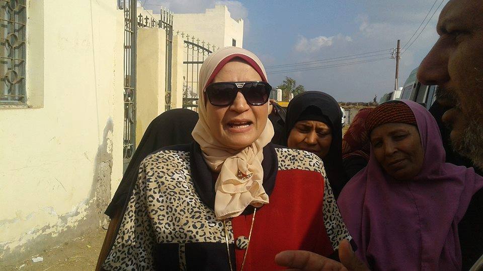 رئيس مدينة الحامول مع مواطنات بالقافلة
