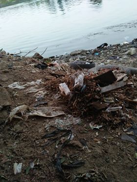 القمامة والمخلفات تحاصر نهر النيل فرع دمياط