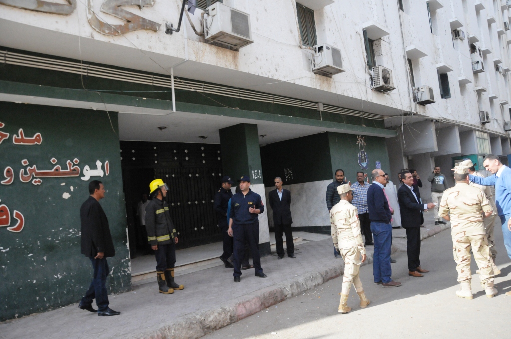   الحماية المدنية وقوات الأمن أمام المبنى 
