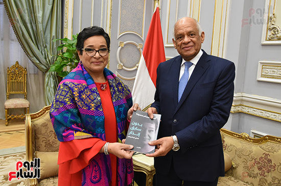النائبة الدكتورة أنيسة حسنوة تهدى نسخة من كتابها الجديد  إلى الدكتور على عبد العال رئيس مجلس النواب (1)