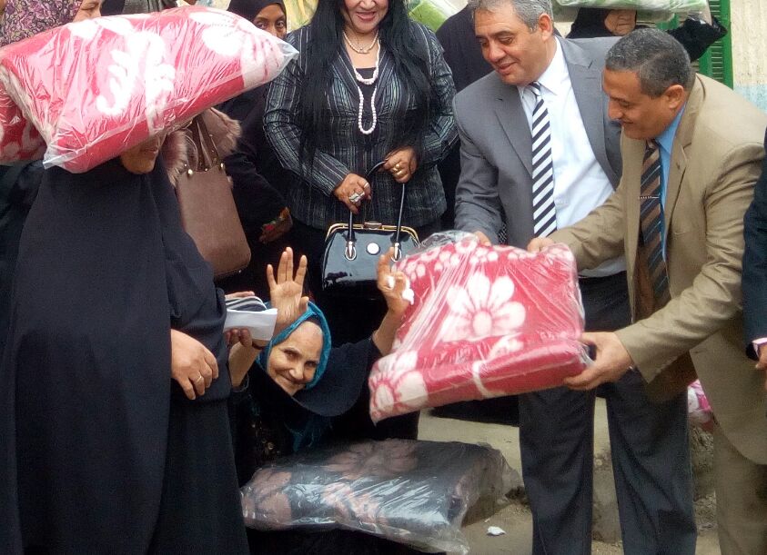 نائب محافظ القاهرة يوزع بطاطين  على فقراء الأزبكية