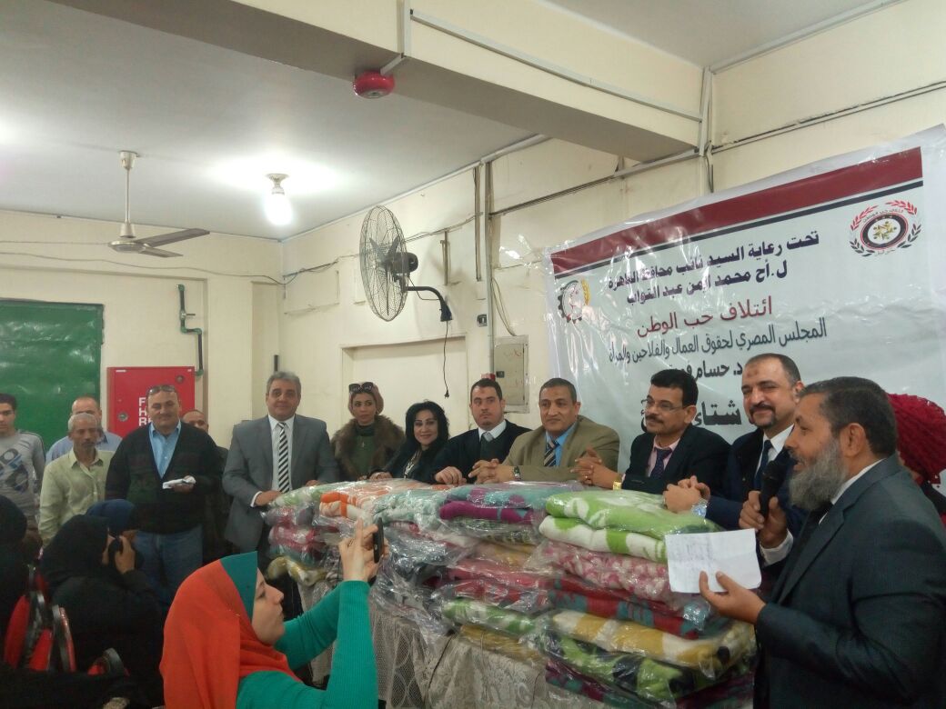 نائب محافظ القاهرة خلال توزيع بطاطين لاهالى الازبكية