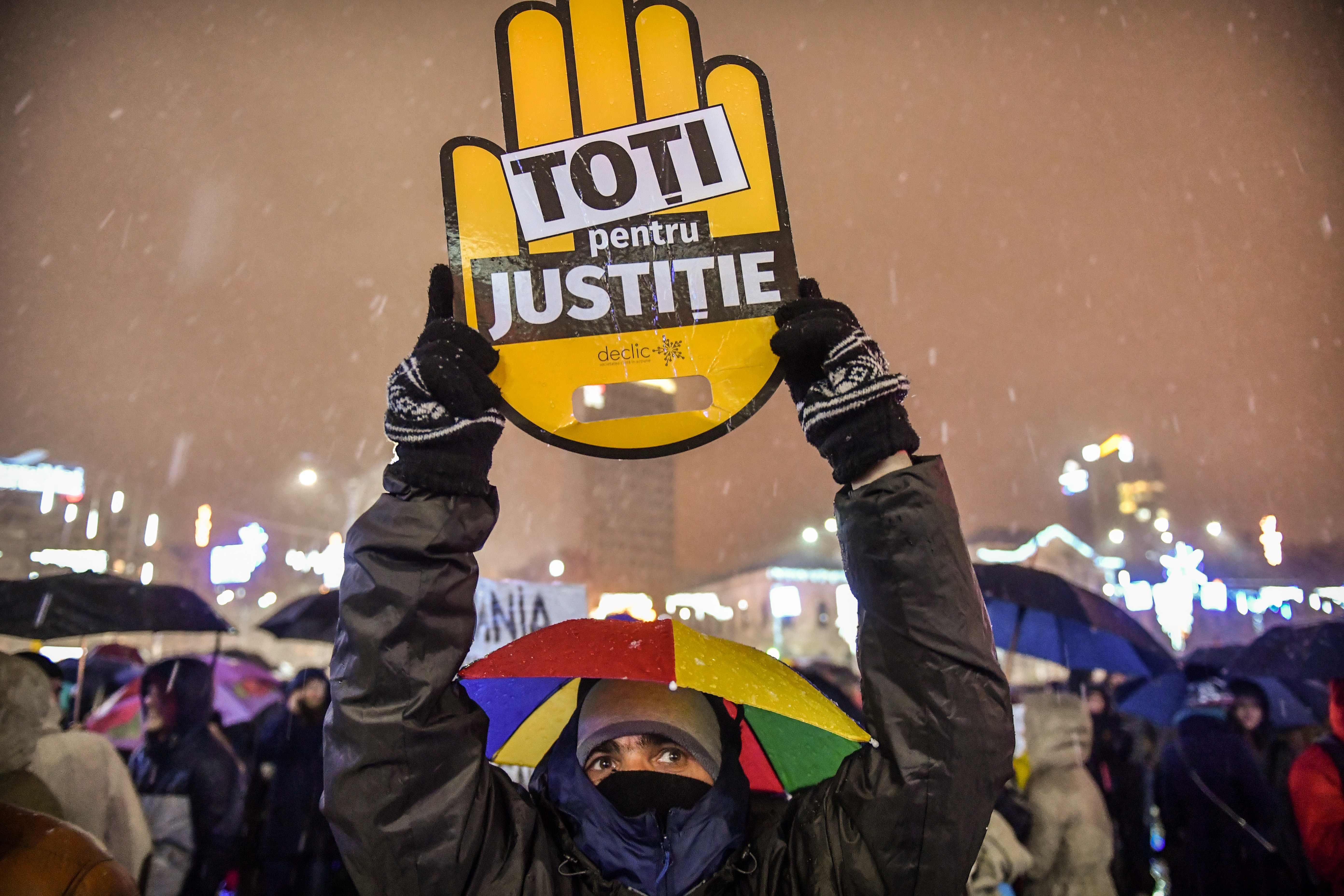 قضاةوأعضاء النيابة يتظاهرون فى رومانيا