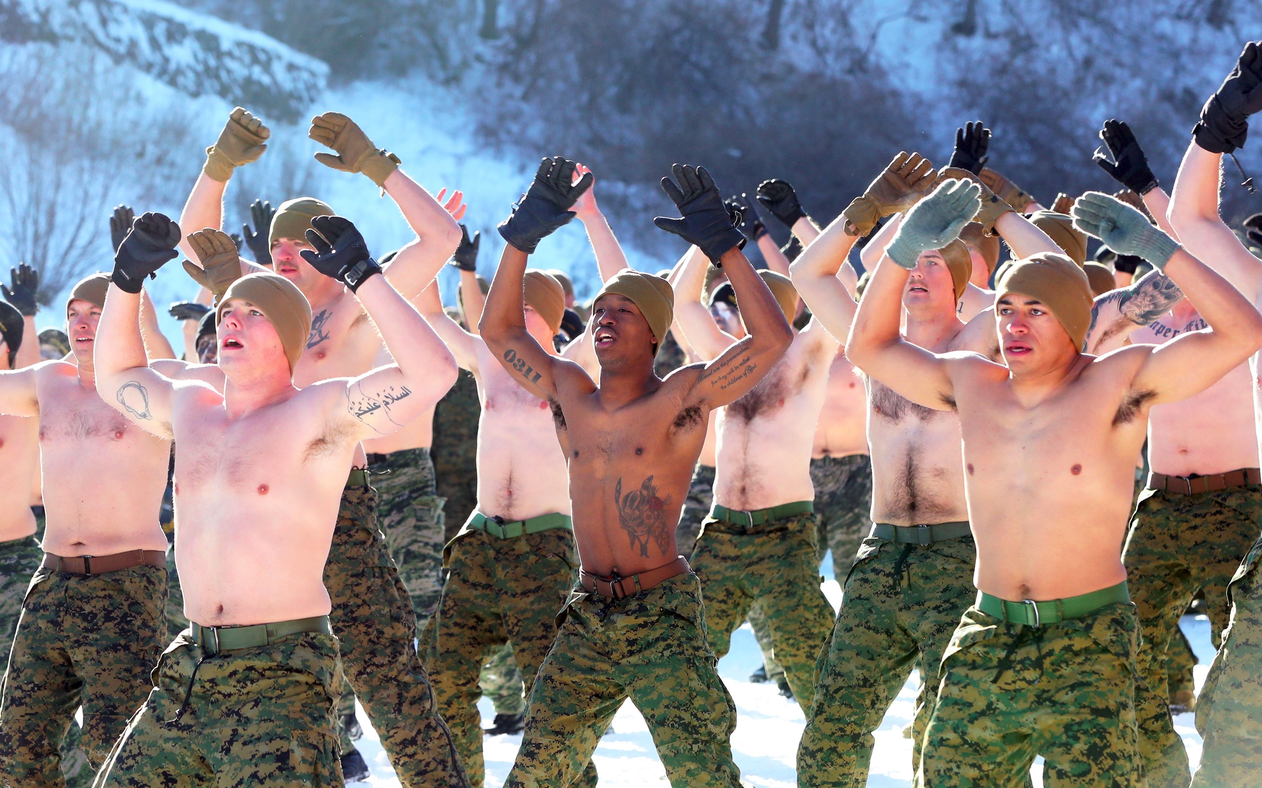تدريبات للقوات الكورية الجنوبية بدون ملابس وسط الثلج