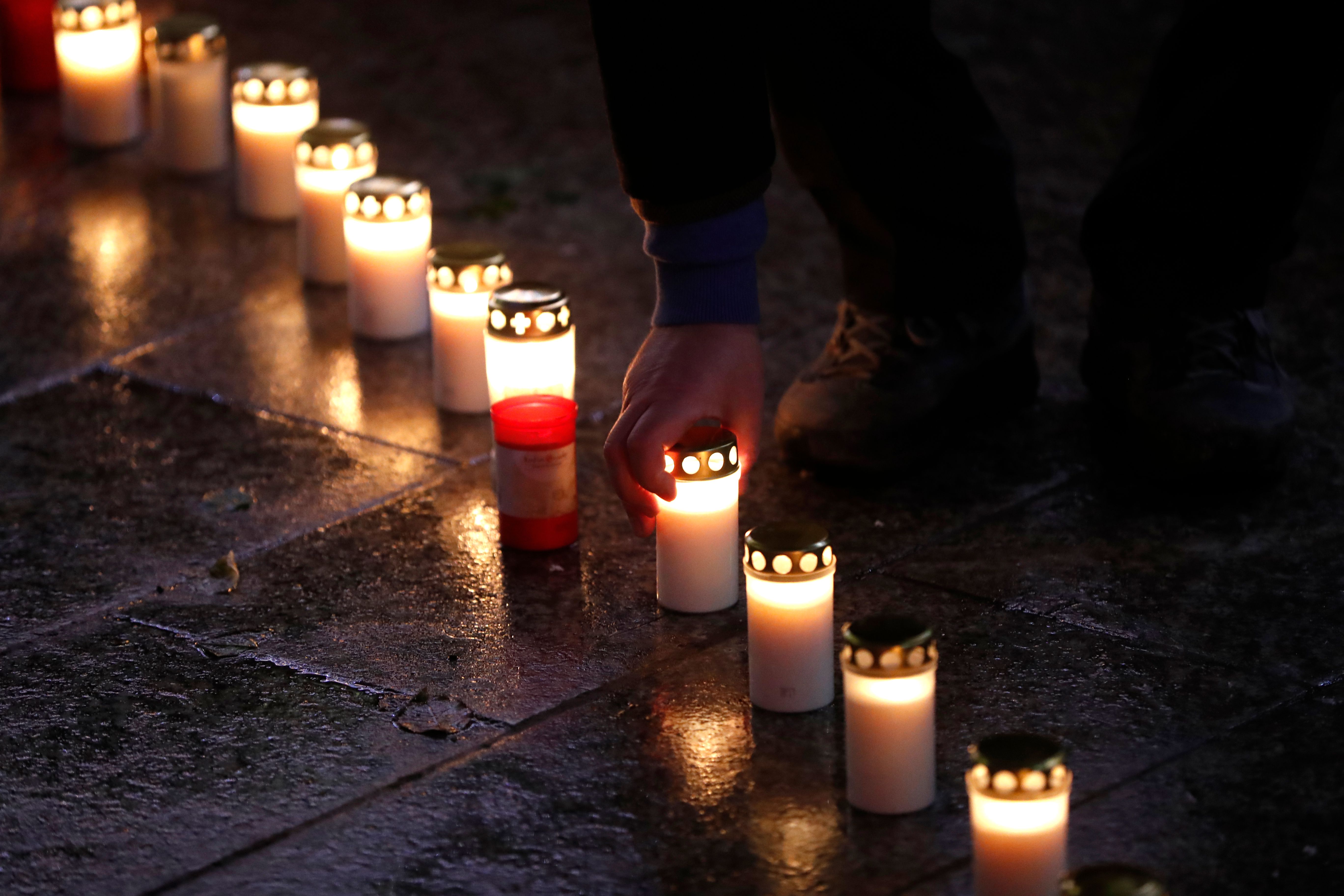 أحد المواطنين يضع الشموع حدادا على أرواح الضحايا