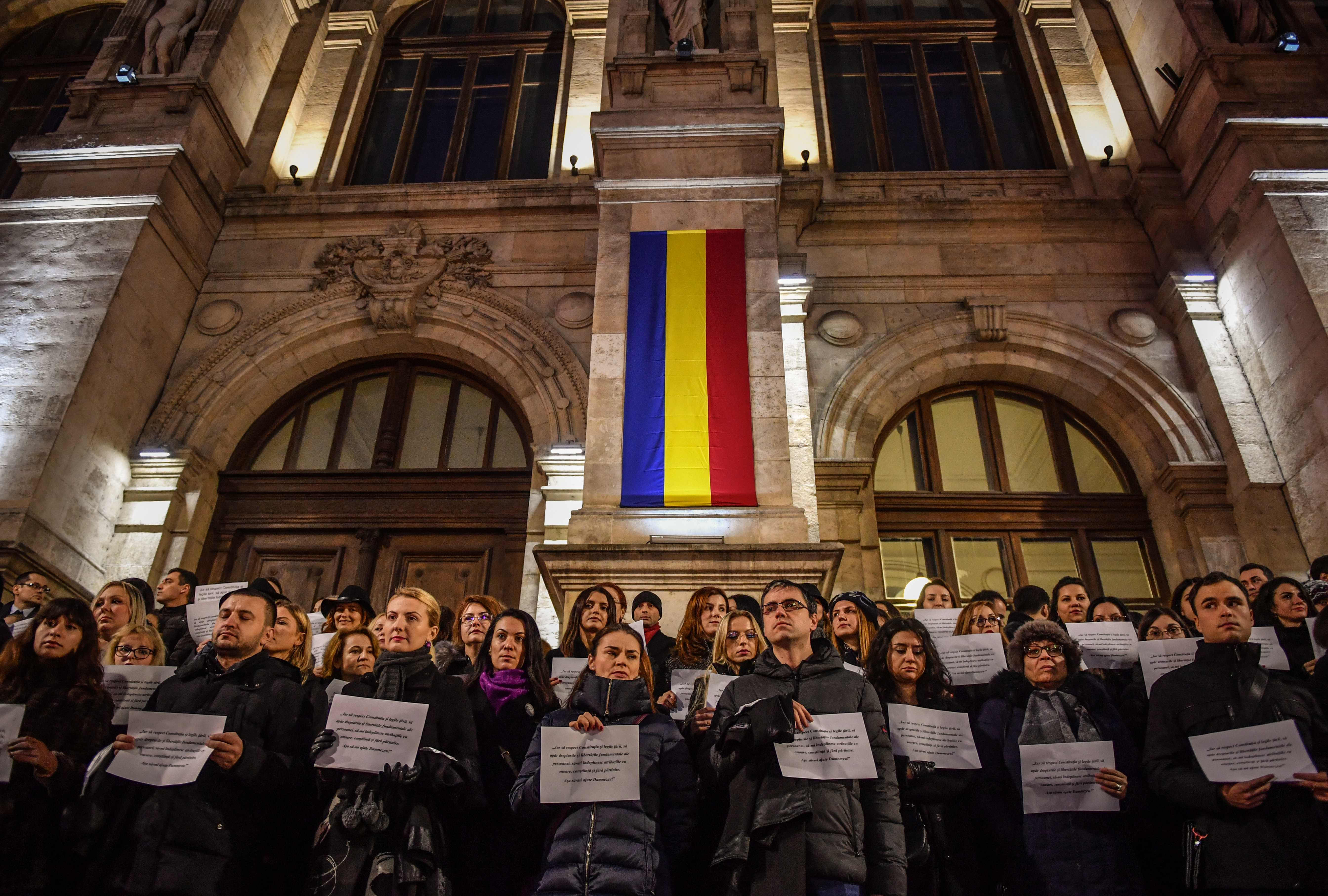 قضاة رومانيا يتظاهرون احتجاجا على تغييرات بالنظام القانونى بالبلاد