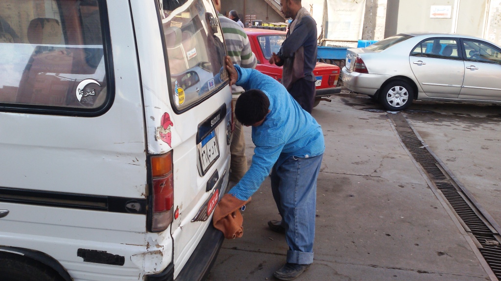 اسلام يقوم بمسح السيارات داخل محطة الوقود (7)