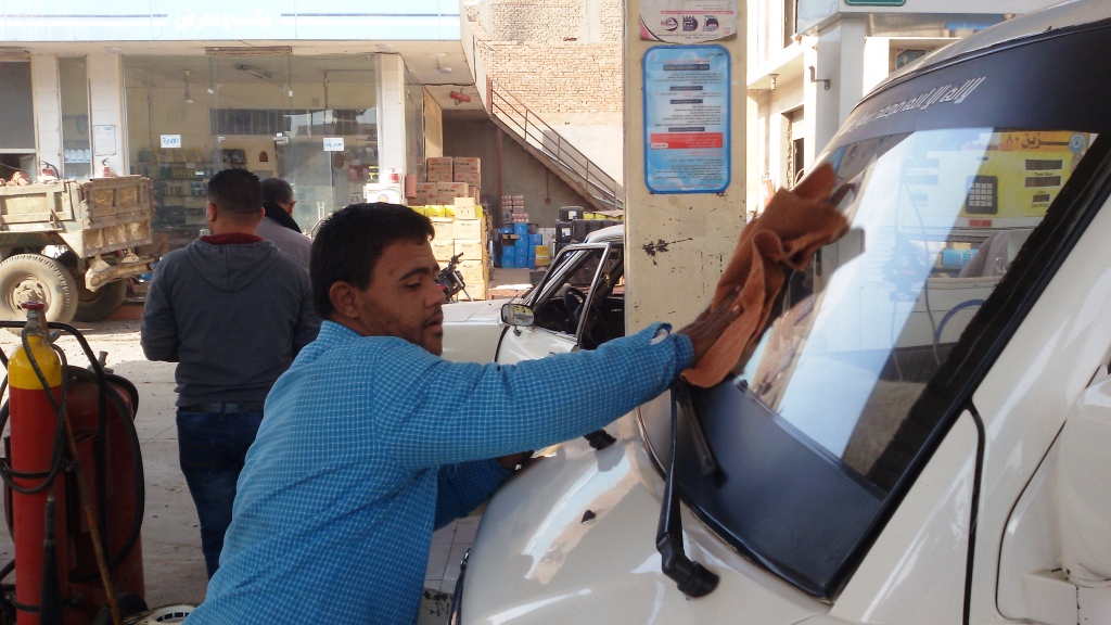 اسلام يقوم بمسح السيارات داخل محطة الوقود (14)