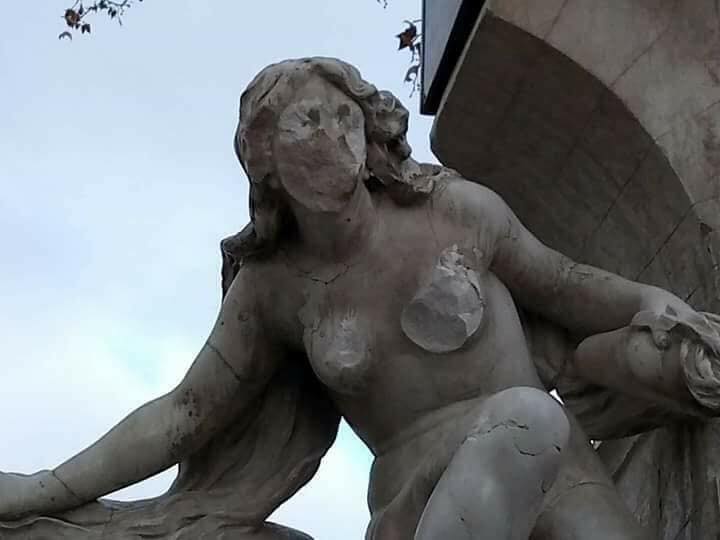 تمثال المرأة العارية بعد تحطيمه