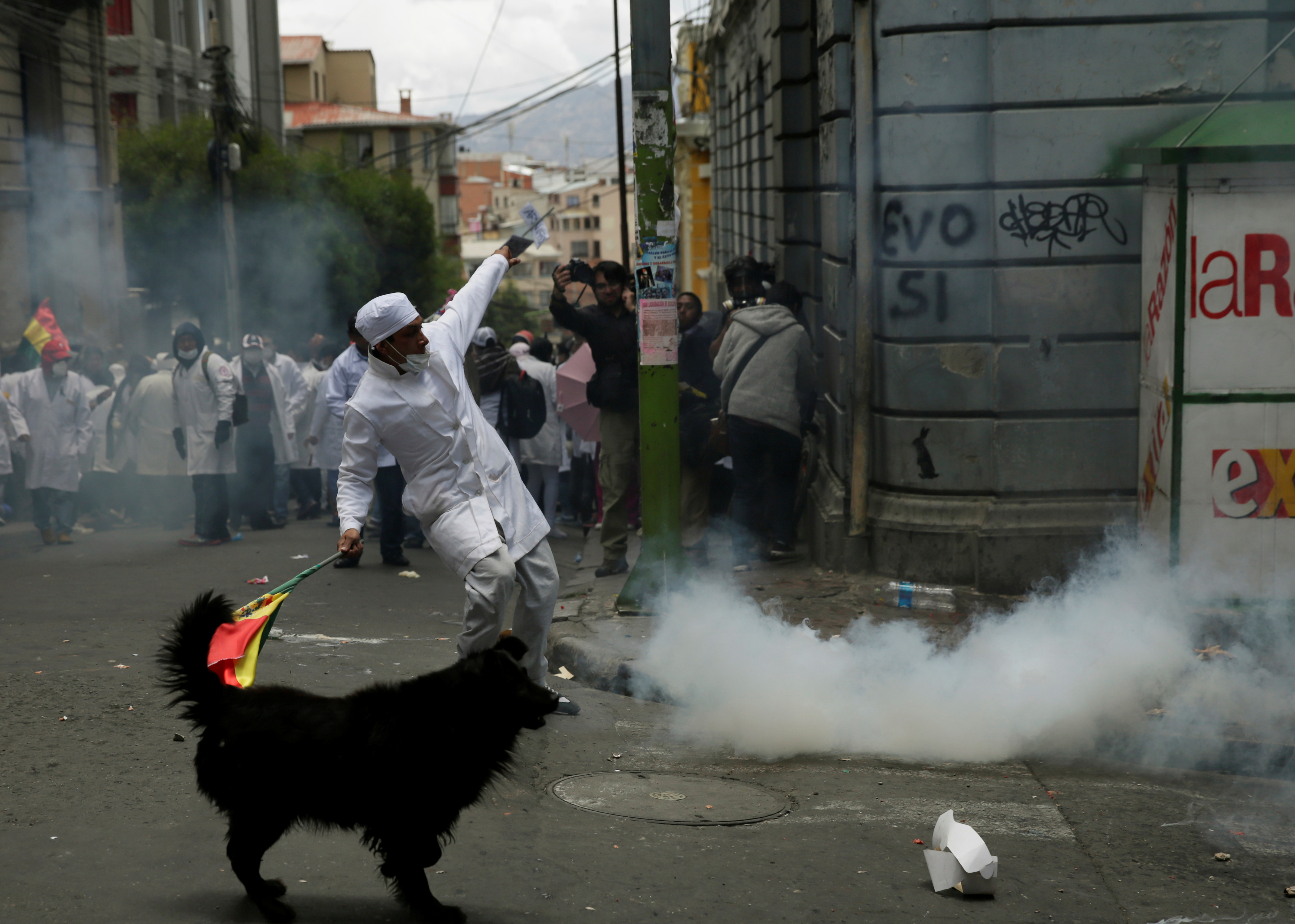اشتباكات بين موظفو الرعاية الصحية والشرطة فى بوليفيا ضد سياسة الحكومة