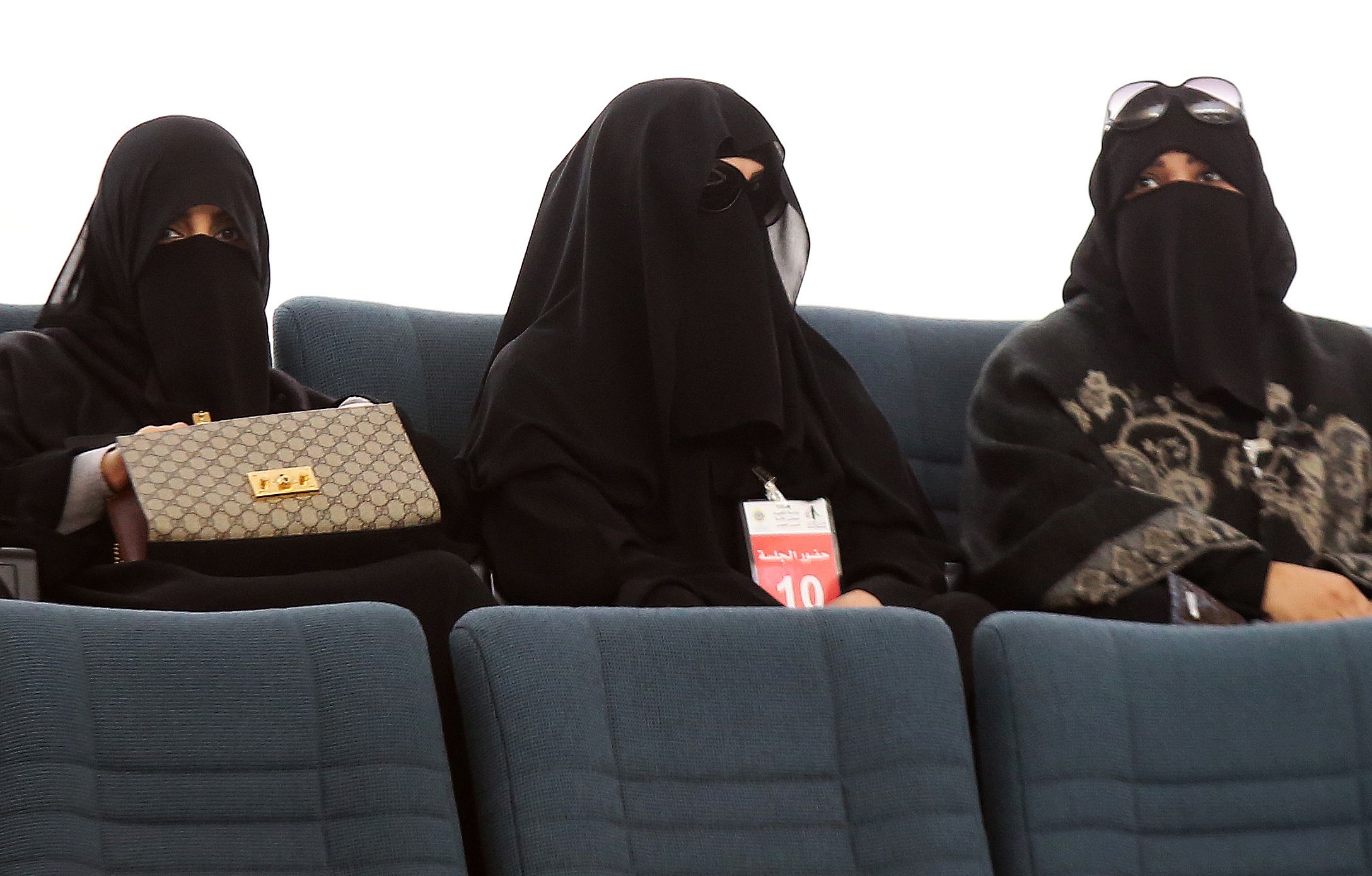 سيدات كويتيات يحضرن جلسة أداء الحكومة اليمين الدستورية