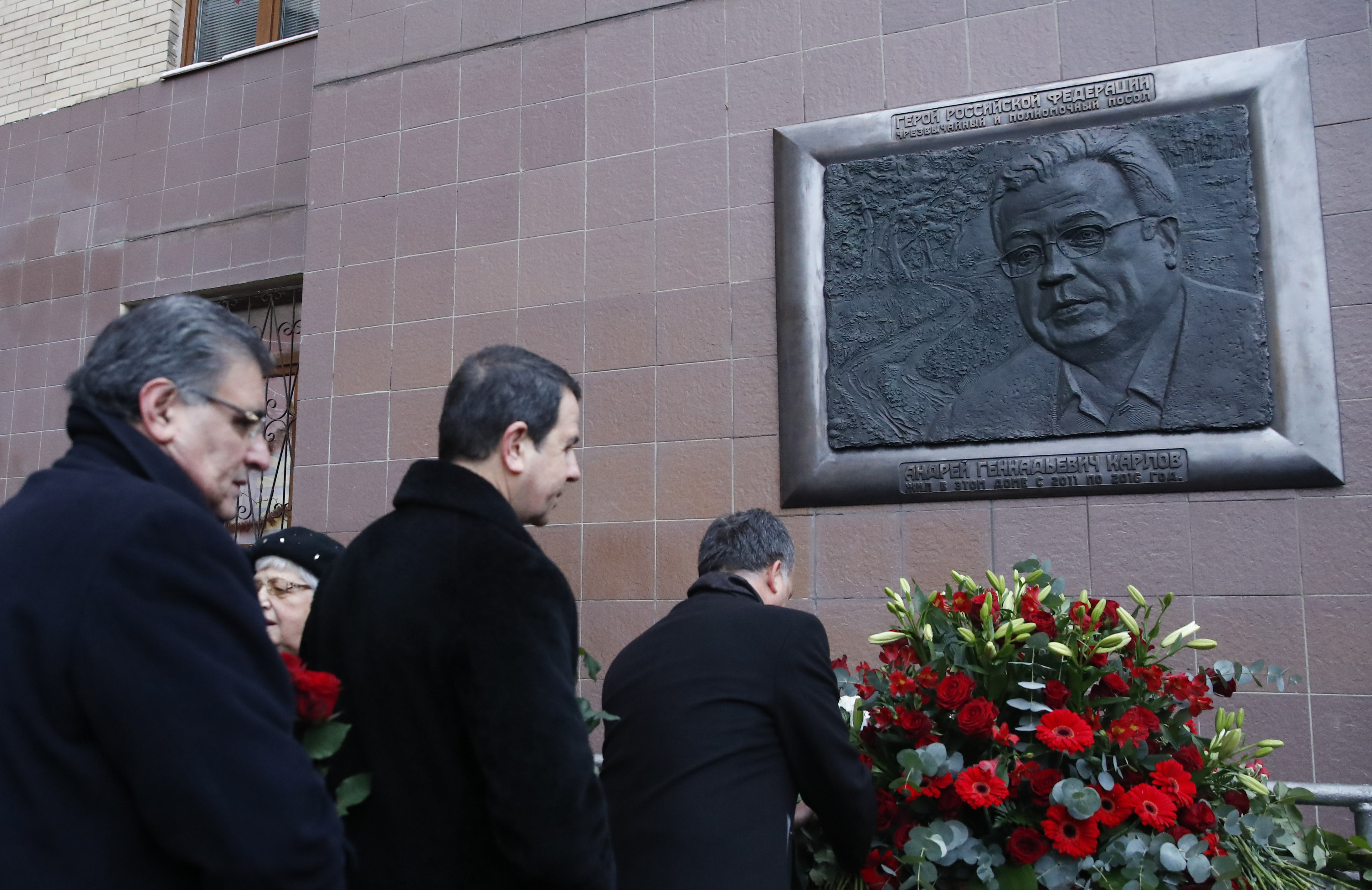 وضع أكاليل الزهور أمام لوحة تذكارية لسفير روسيا المغتال فى تركيا