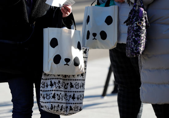 اصطفاف الزوار فى طابور لدخول حديقة حيوان فى اليابان