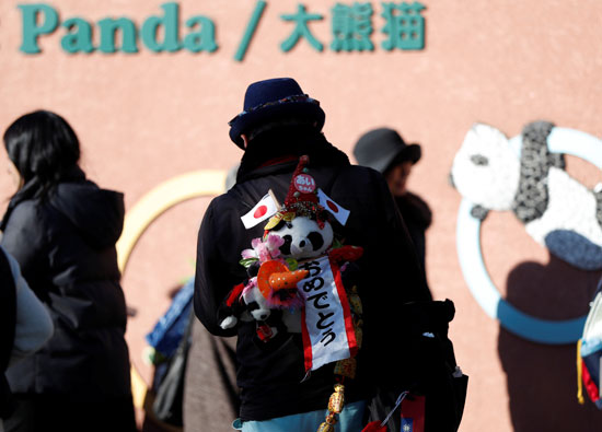 شنط الباندا فى أيدى السيدات خلال زيارة شان شان