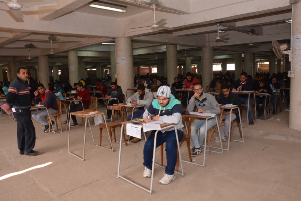 طلاب جامعة اسيوط يؤدون امتحانات الفصل الدراسي الاول