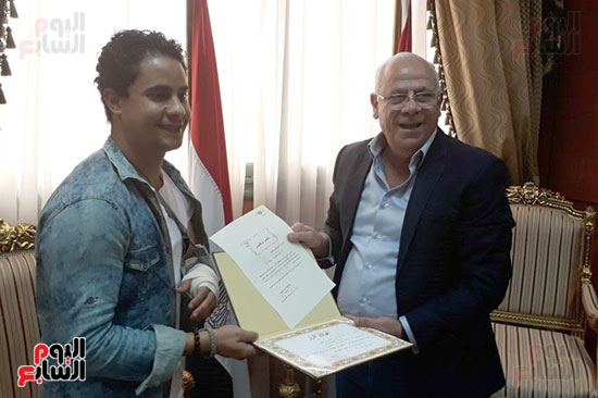 محافظ بورسعيد يهدى الشاب شهادة التقدير