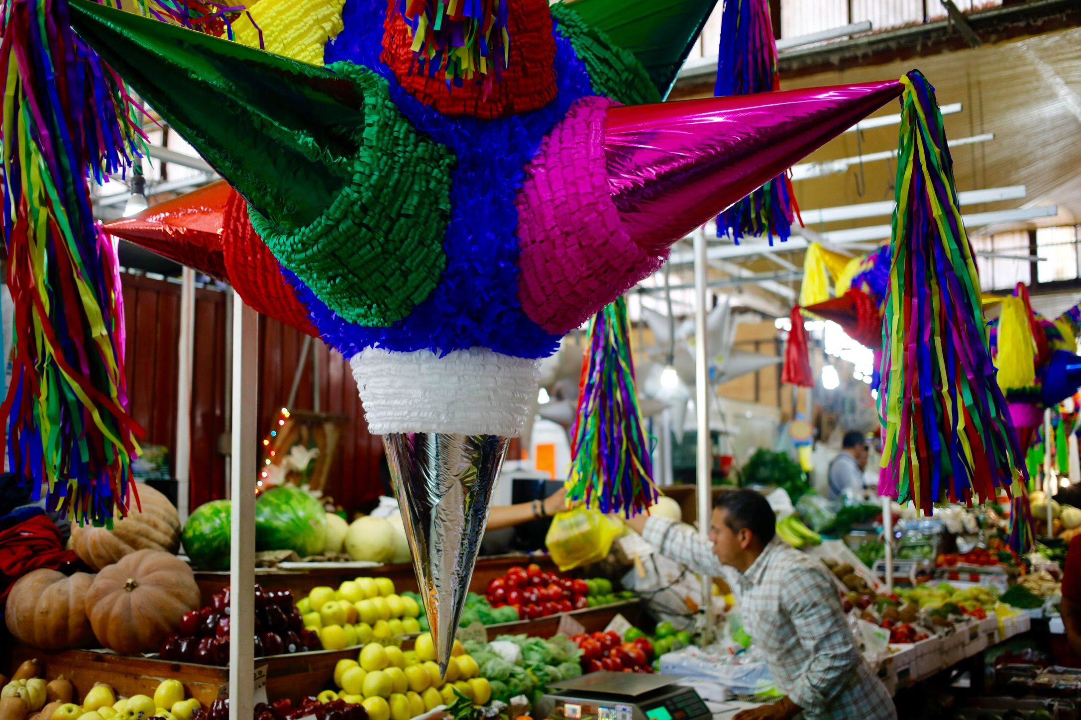 ملابس الكريسماس تنتشر بأسواق المكسيك