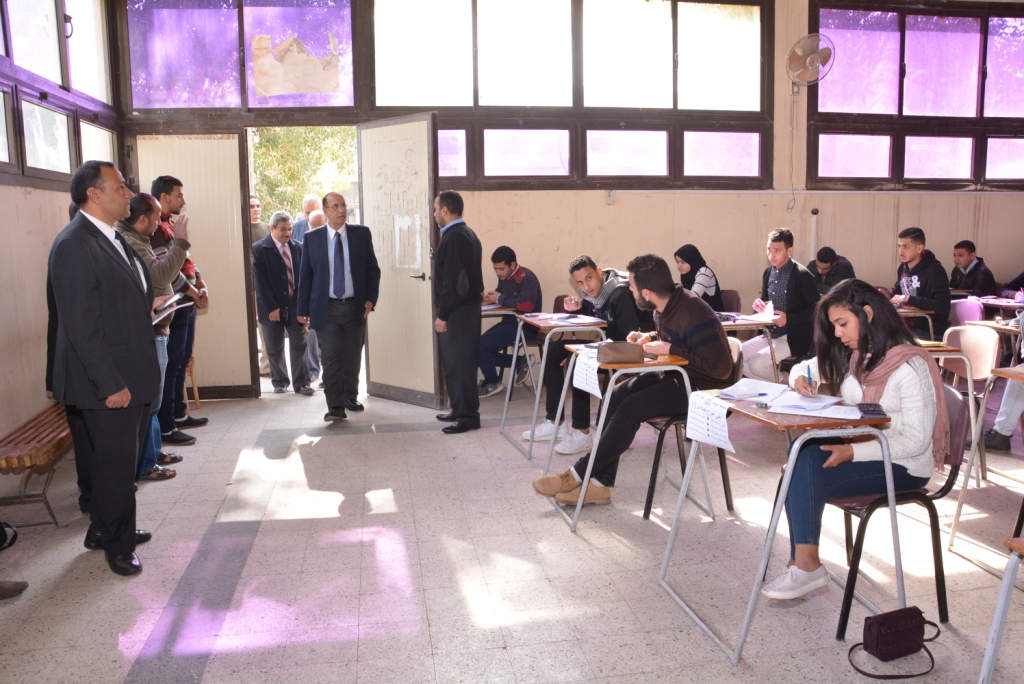 رئيس جامعة اسيوط يتابع سير الامتحانات