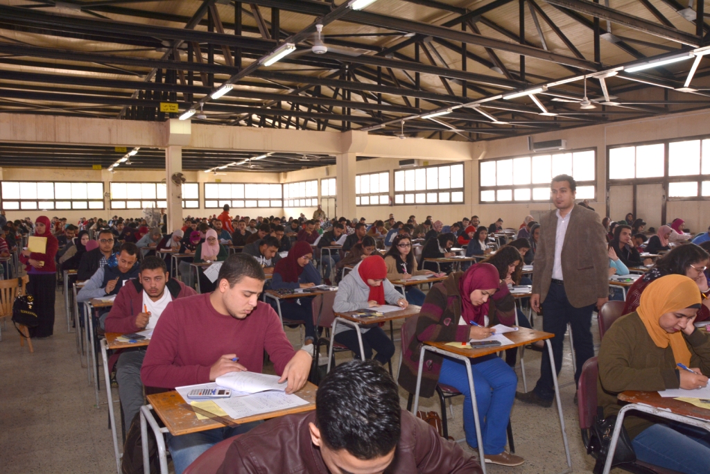 طلاب جامعة اسيوط داخل لجان الامتحانات