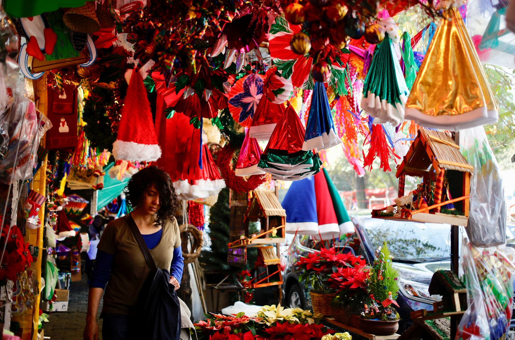 ملابس الكريسماس تنتشر بأسواق المكسيك