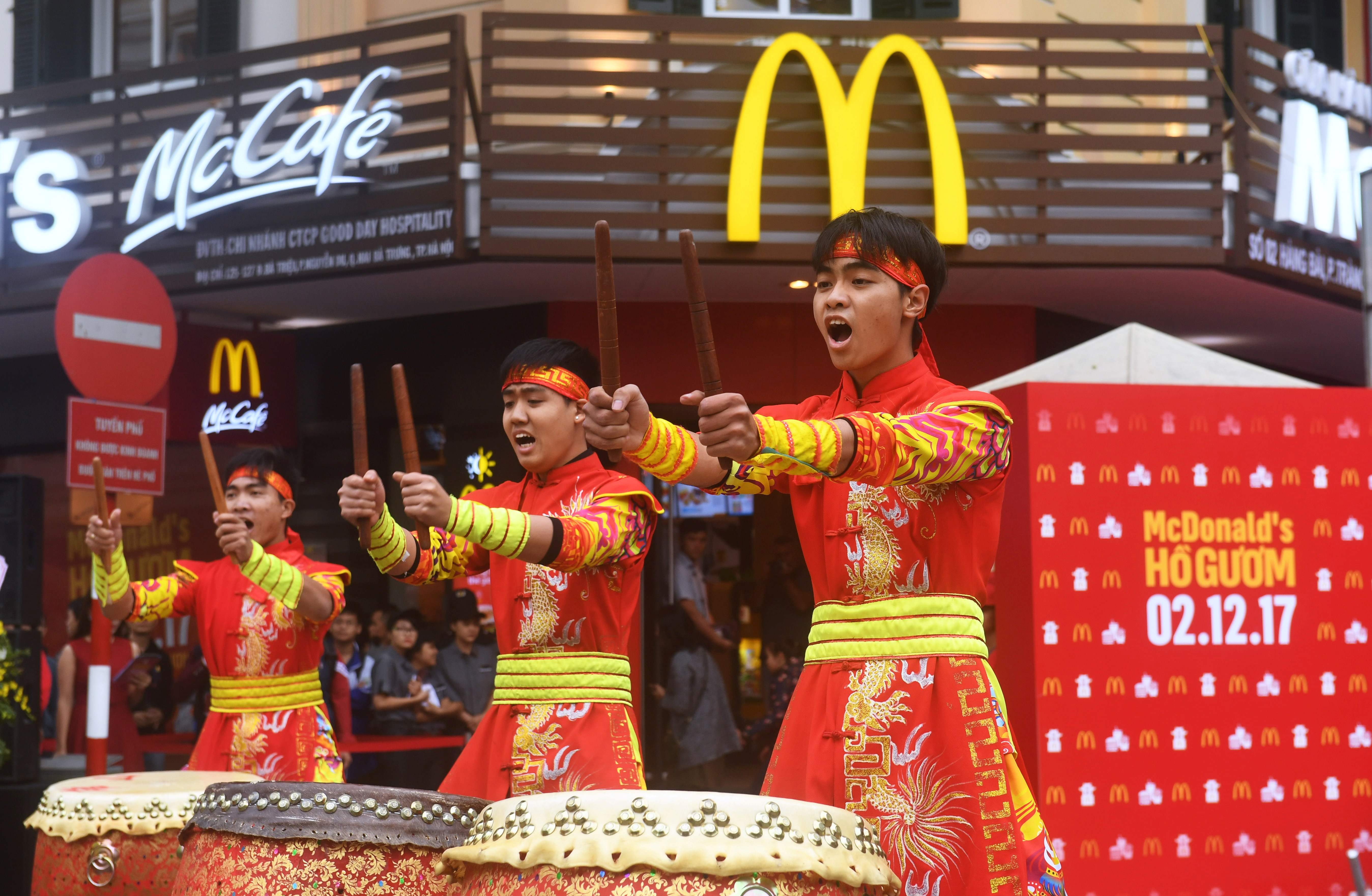 صور افتتاح اول مطعم لماكدوناز فى فيتنام (2)