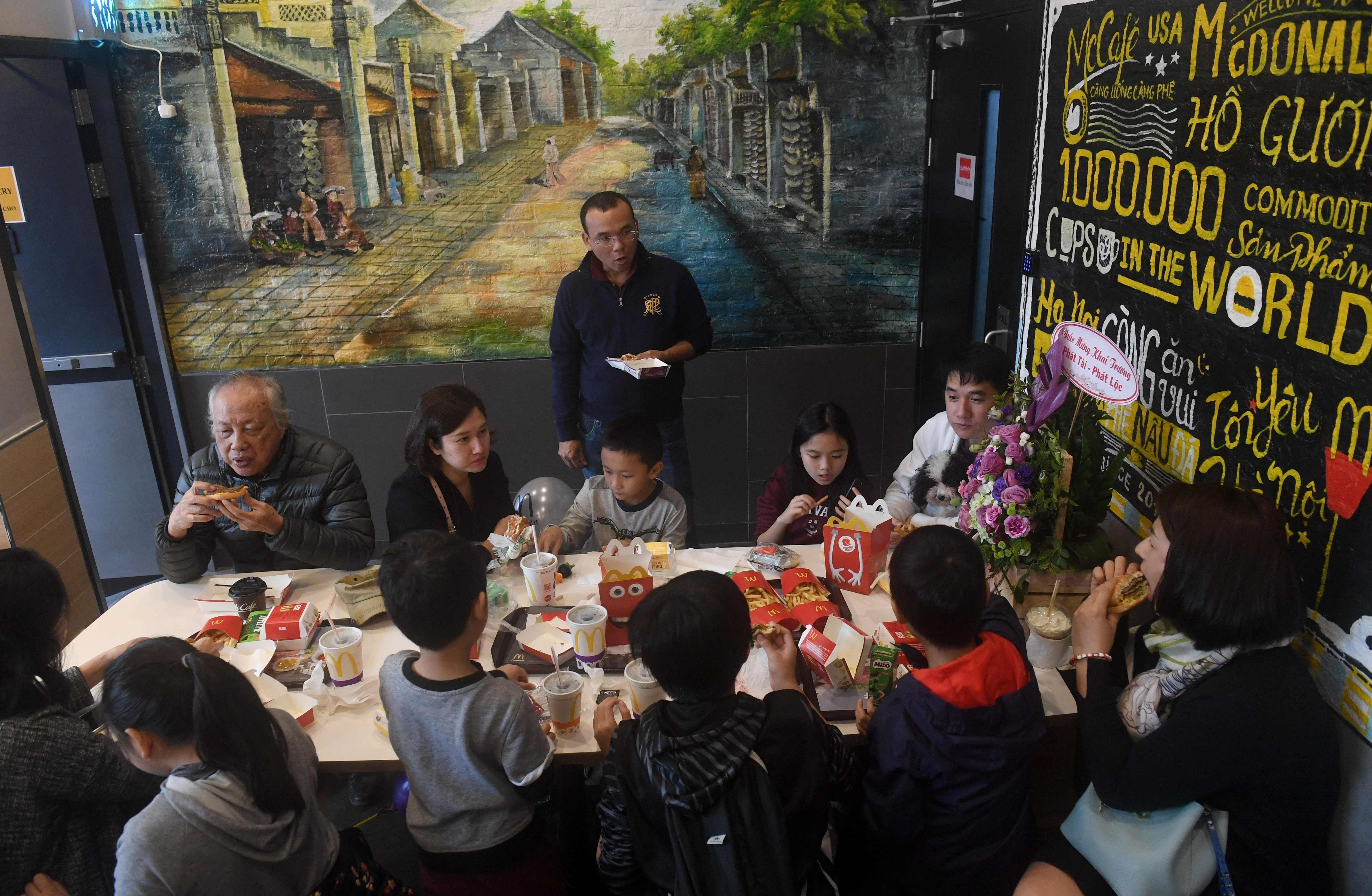 صور افتتاح اول مطعم لماكدوناز فى فيتنام (4)