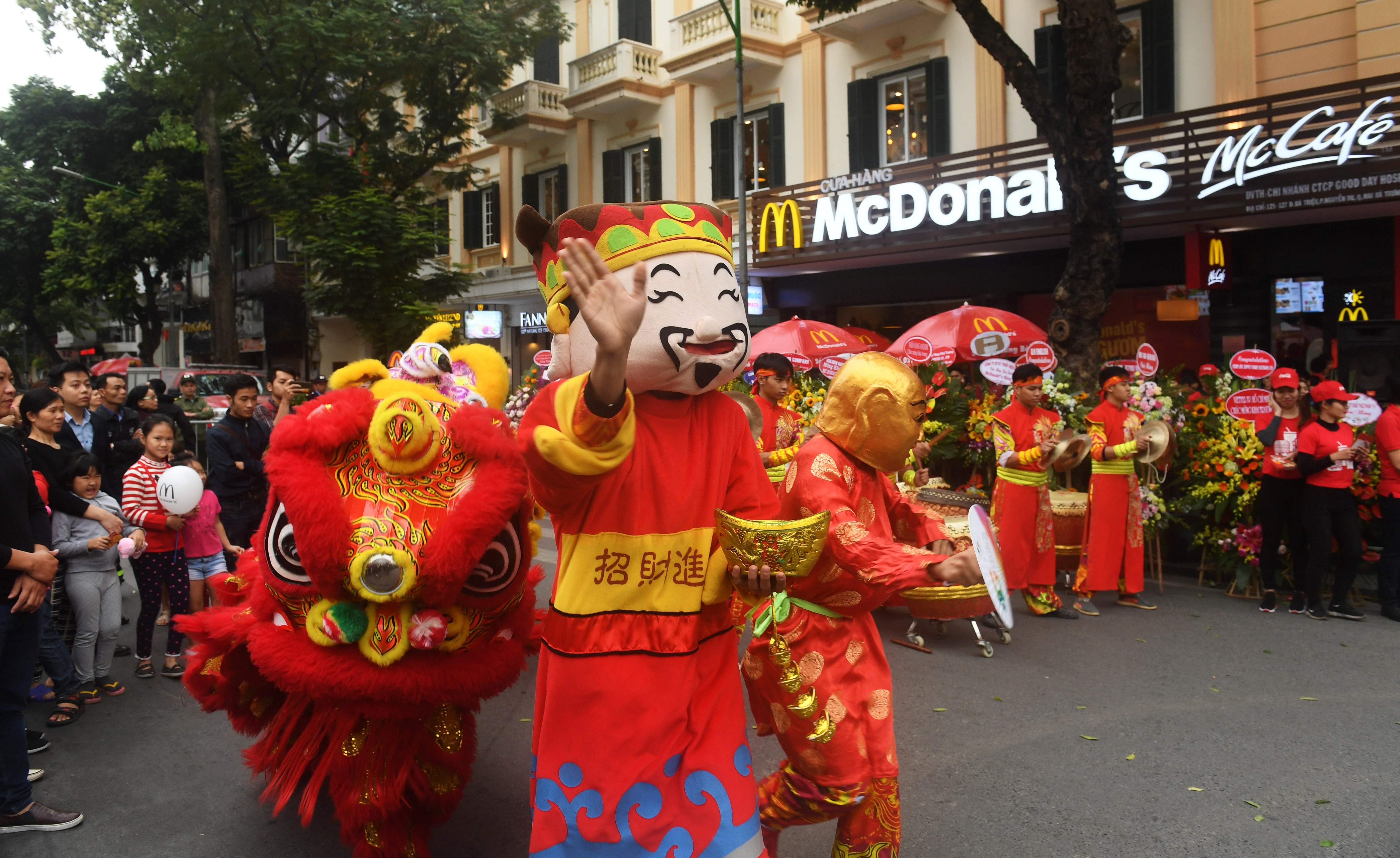 صور افتتاح اول مطعم لماكدوناز فى فيتنام (3)