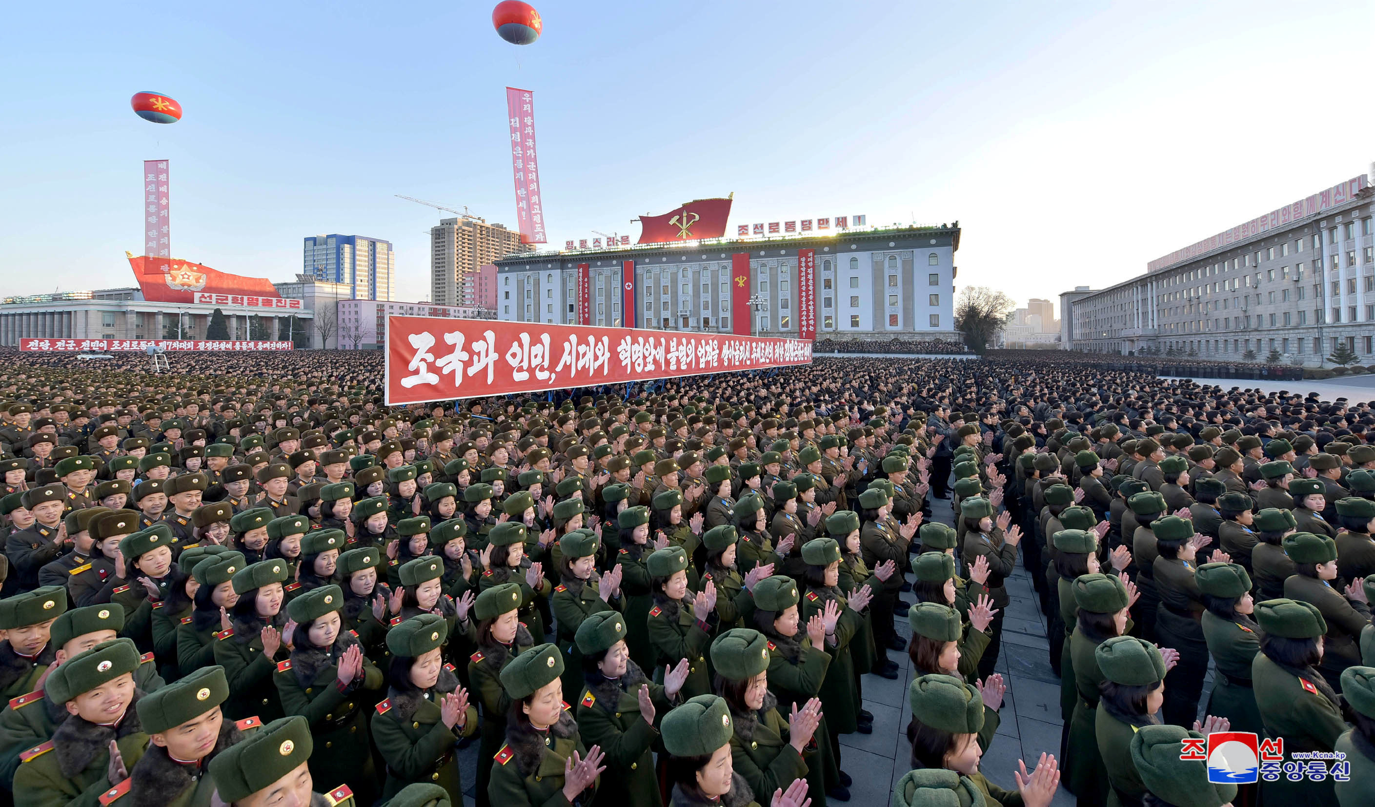 مئات العسكريين فى كوريا يحتفلون بالتجربة الأخيرة