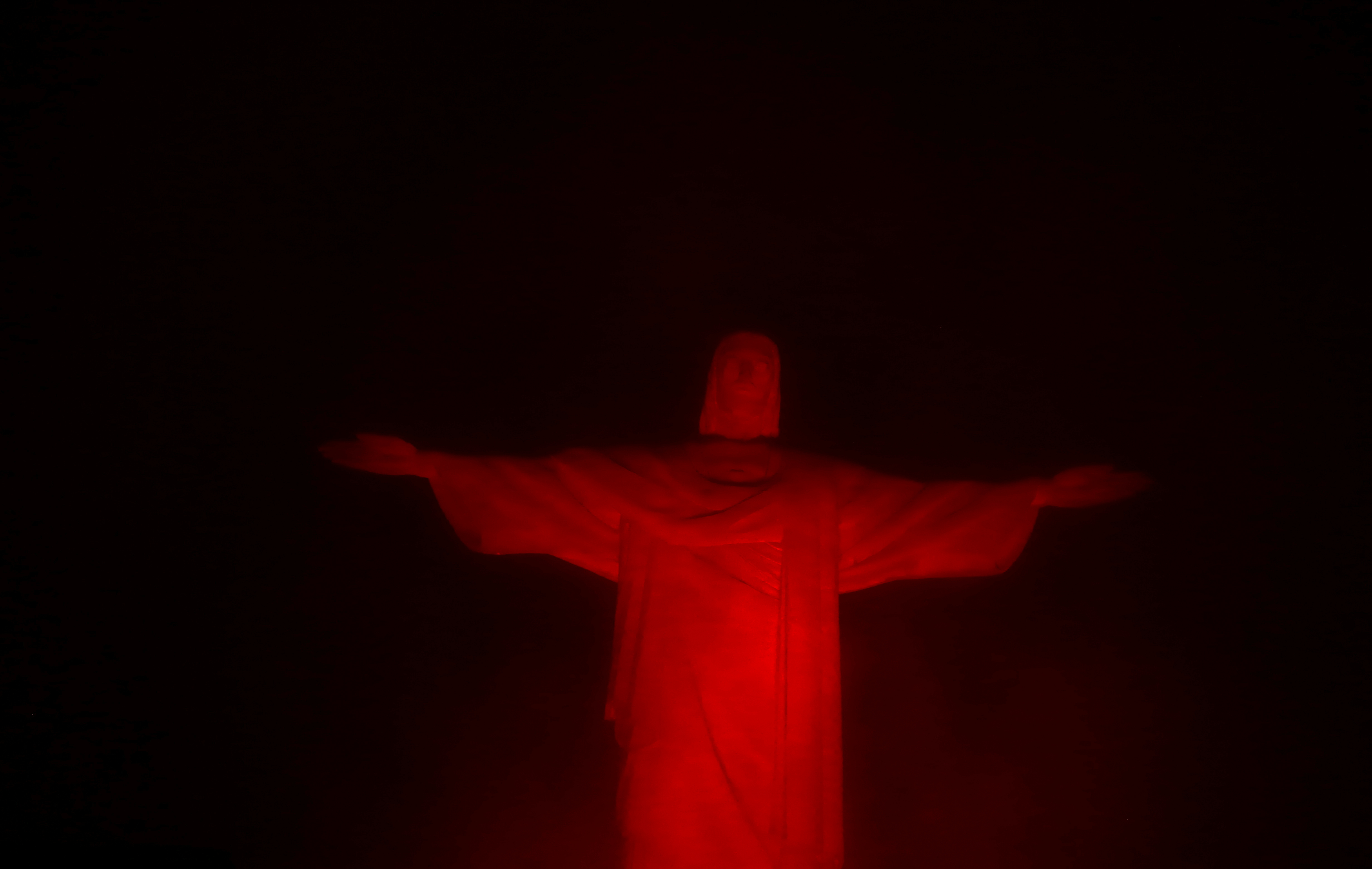 إضاءة تمثال المسيح فى البرازيل بالتزامن مع اليوم العالمى للايدز