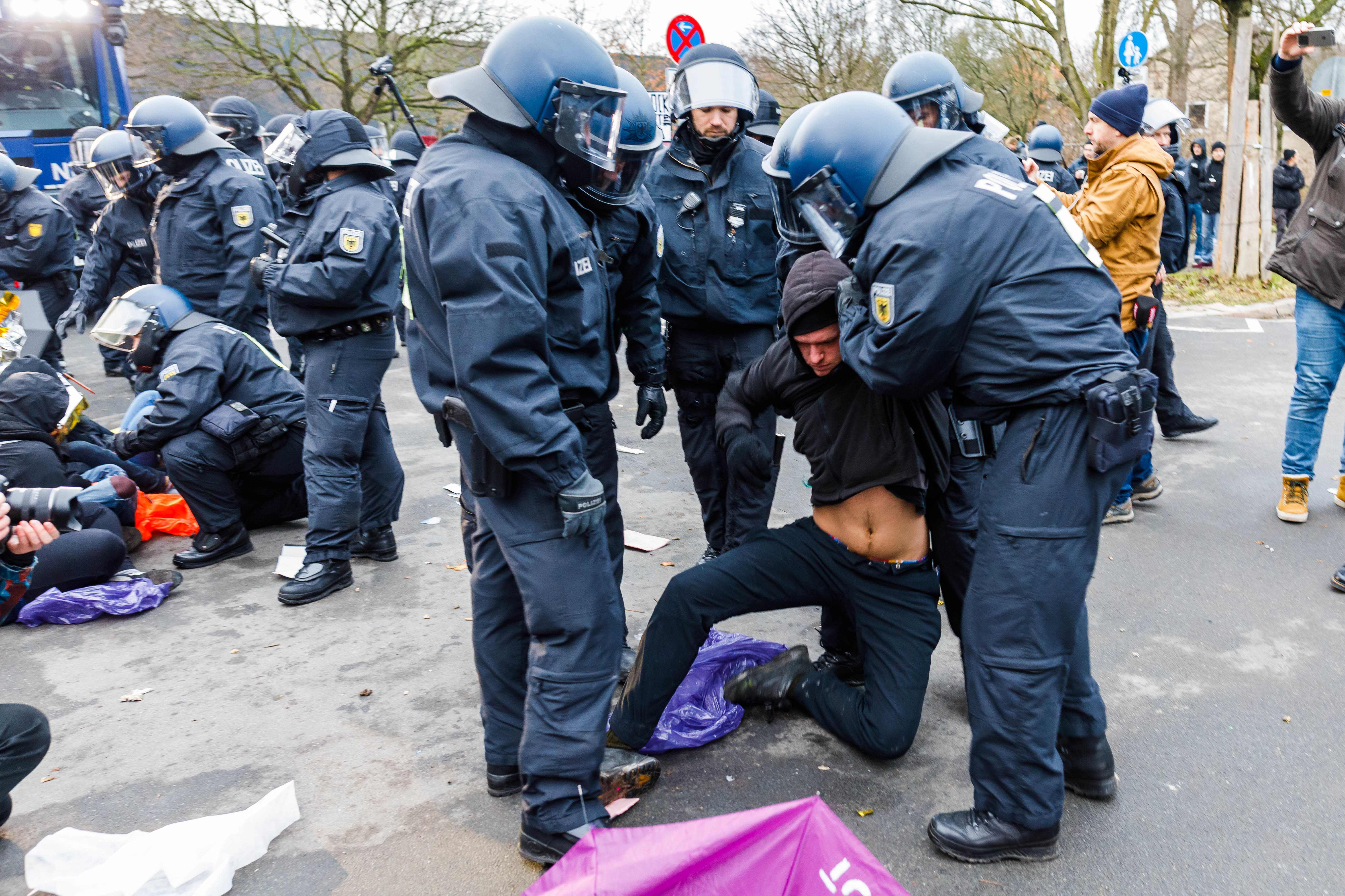 القبض على متظاهرين ضد البديل من أجل ألمانيا