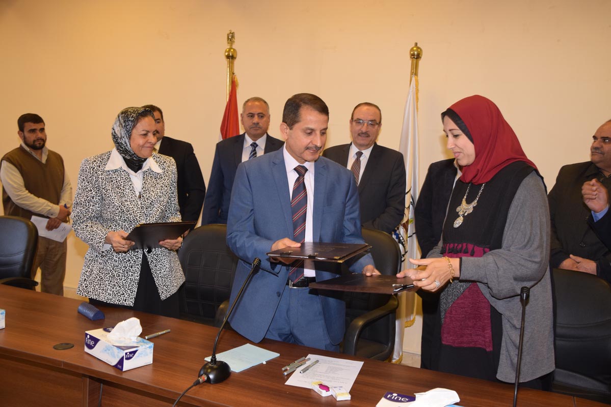 محافظ بنى سويف يوقع بروتوكول مع المجلس القومى للمرأة (7)