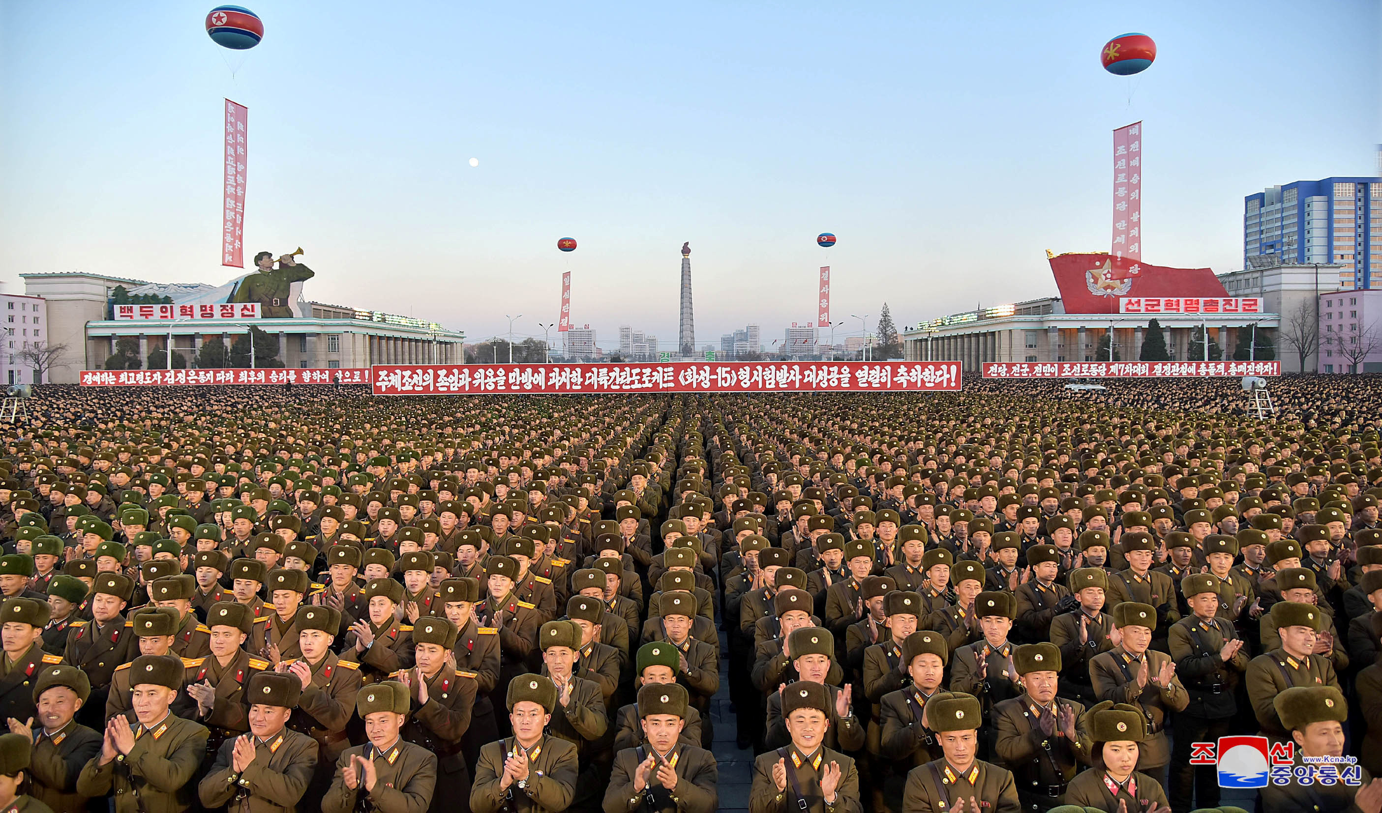 عناصر من الجيش الكورى يشاركون فى الحفل