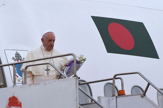 البابا فرنسيس على طائرته عائدًا إلى الفاتيكان