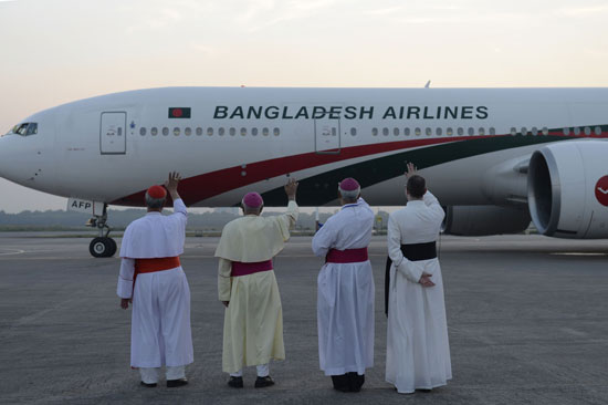 طائرة بابا الفاتيكان تستعد لمغادرة بنجلادش