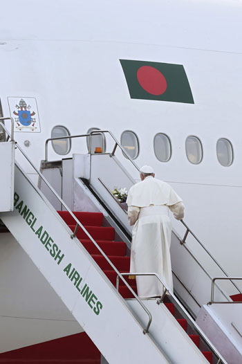 بابا الفاتيكان على الطائرة لمغادرة بنجلادش
