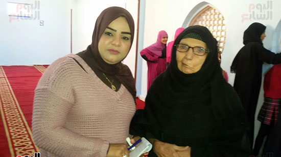           عضوة القومى للمرأة مع الحاجة فتحية خلال افتتاح المسجد