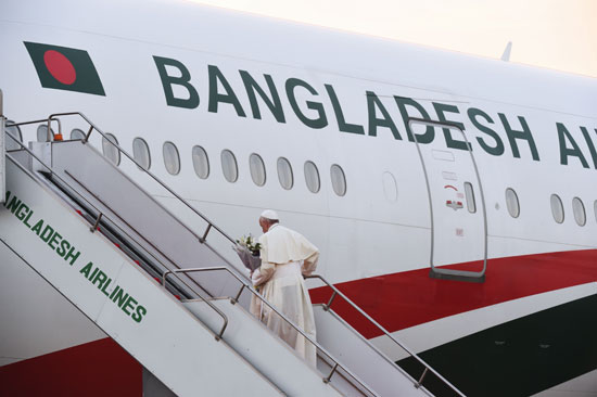 بابا الفاتيكان يصعد سلم الطائرة لمغادرة بنجلادش