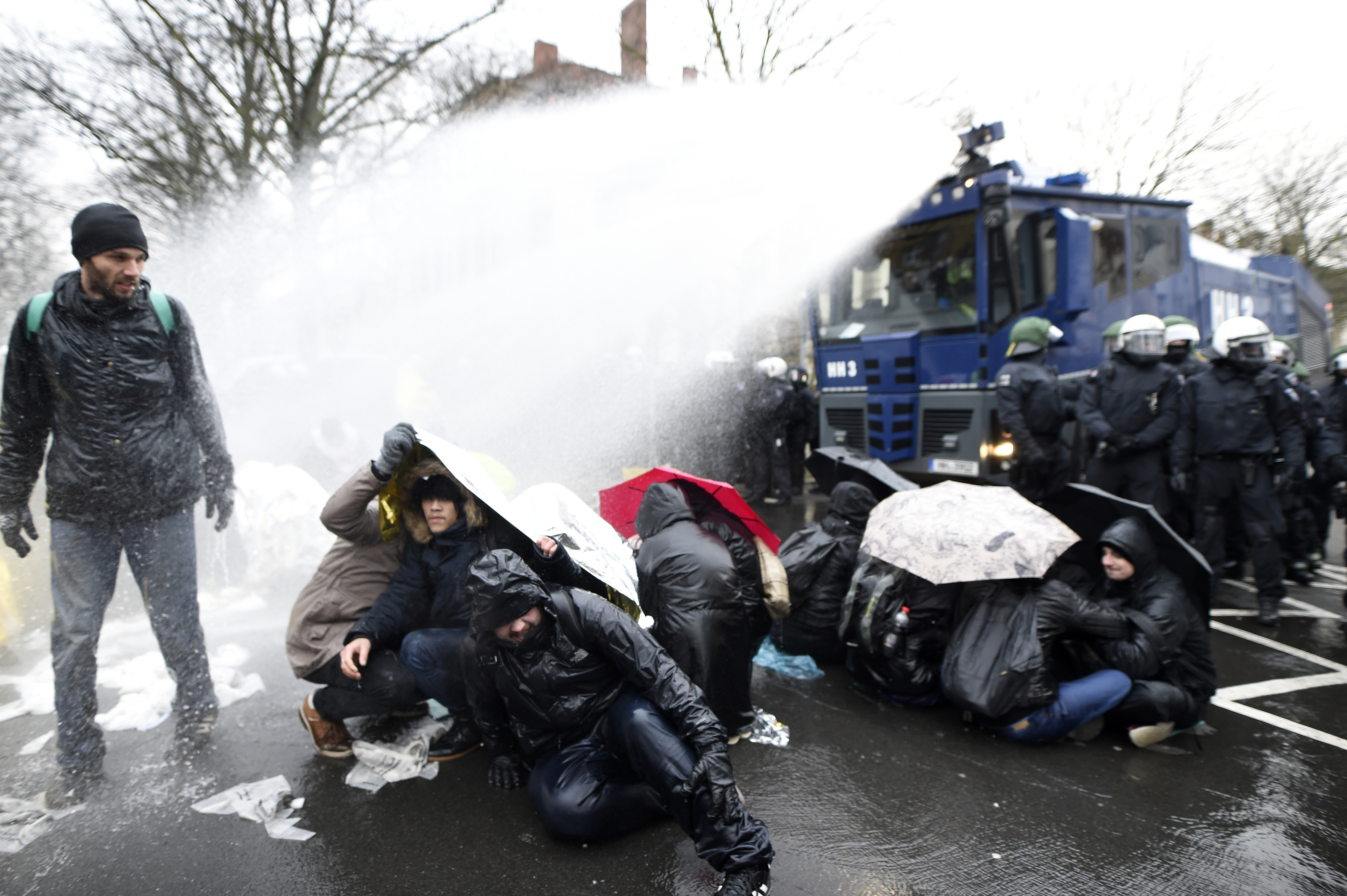 رش المياه على متظاهرين ضد البديل من أجل ألمانيا