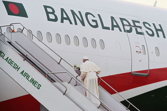 بابا الفاتيكان يغادر بنجلادش