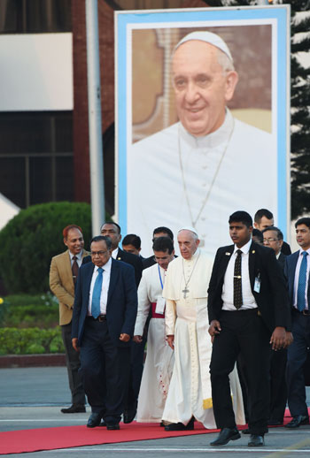تأمين بابا الفاتيكان أثناء مغادرة بنجلادش