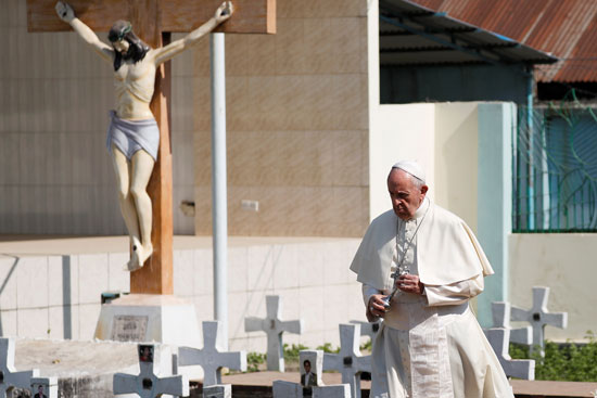 مجسم لصلب السيد المسيح خلف بابا الفاتيكان