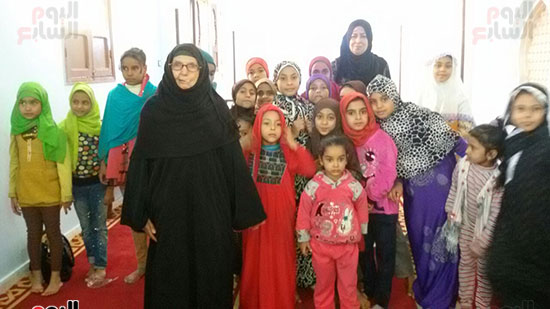           الحاجة فتحية داخل المسجد خلال افتتاحه بين أطفال القرية