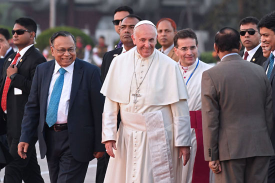 بابا الفاتيكان يختتم زيارته لبنجلادش