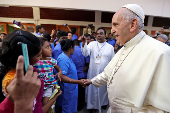 بابا الفاتيكان يختتم زيارته لبنجلادش بلقاء الأيتام