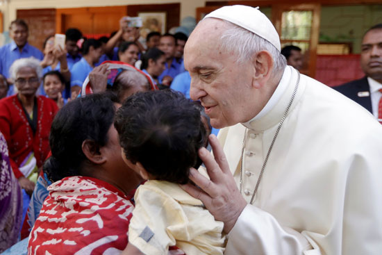 بابا الفاتيكان يبارك أطفال أيتام فى بنجلادش
