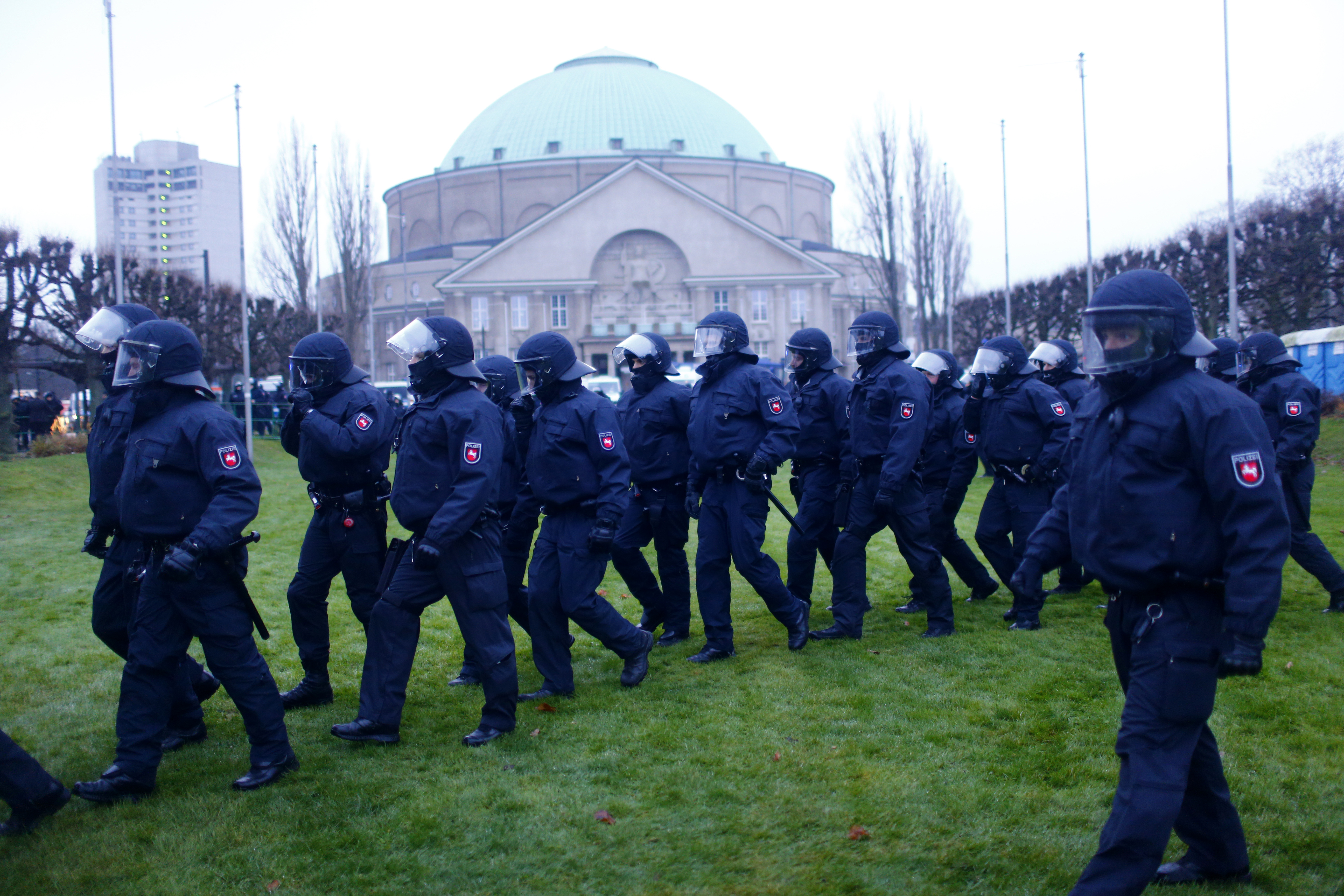 صور مظاهرات ضد حزب البديل من اجل المانيا (8)