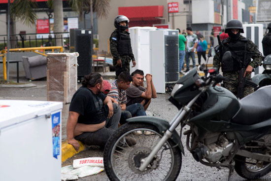 الشرطة تحتجز عدد من المهاجمين للمتاجر فى هندوراس