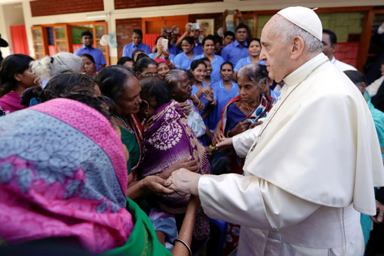 البابا فرنسيس يبارك أطفال دار أيتام الأم تيريزا