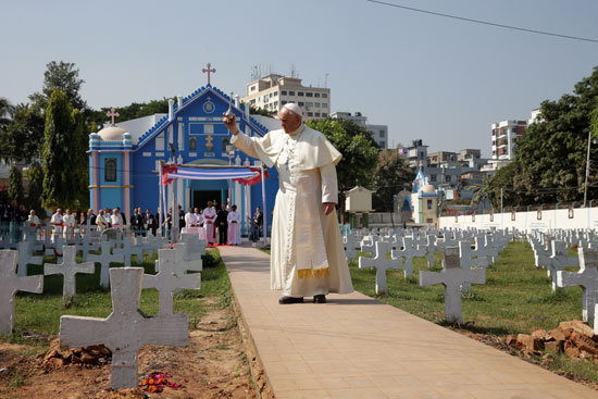 بابا الفاتيكان يبارك مقابر دار أيتام الأم تيريزا