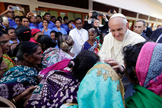 بابا الفاتيكان فى لقاء الأيتام ببنجلادش
